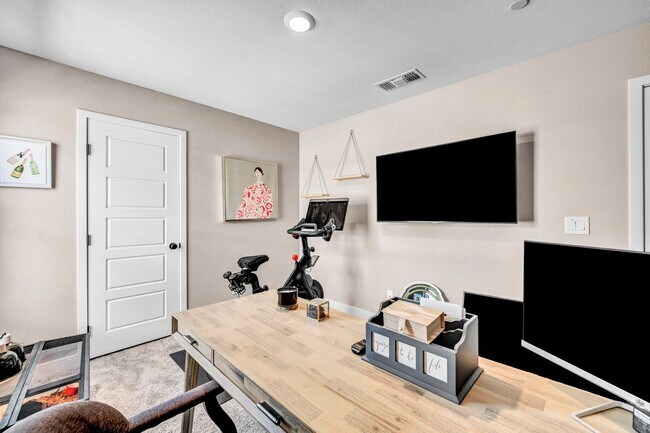 Building Photo - Spacious 5-Bedroom Home with Loft, Pool & Mountain Views