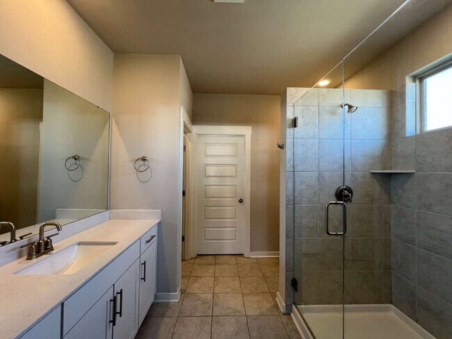 Building Photo - Luxury Living for Lease in Hendersonville!