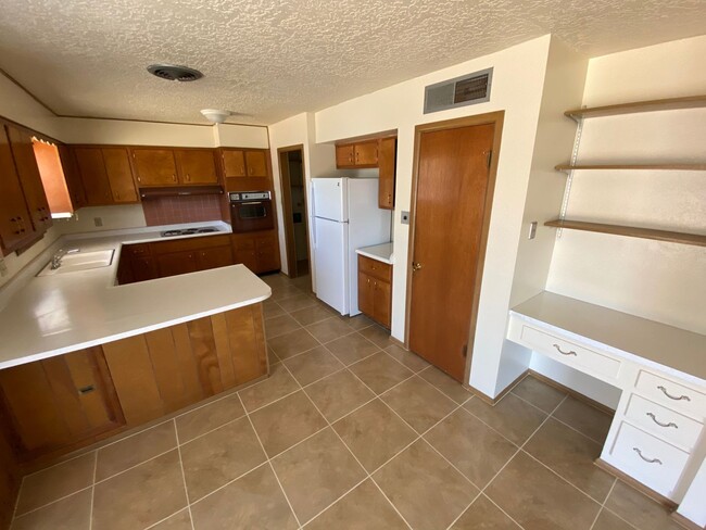 Building Photo - Northeast El Paso 3bed/2bath w/LOTS of living space!