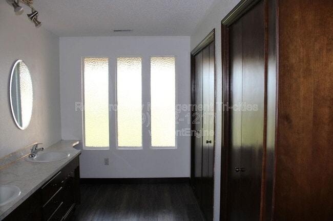 Building Photo - 444 Greenbrook Pl