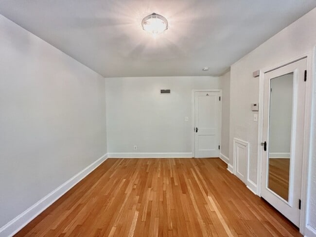 Building Photo - Great 4 BR 3 BA townhouse in great quiet s...