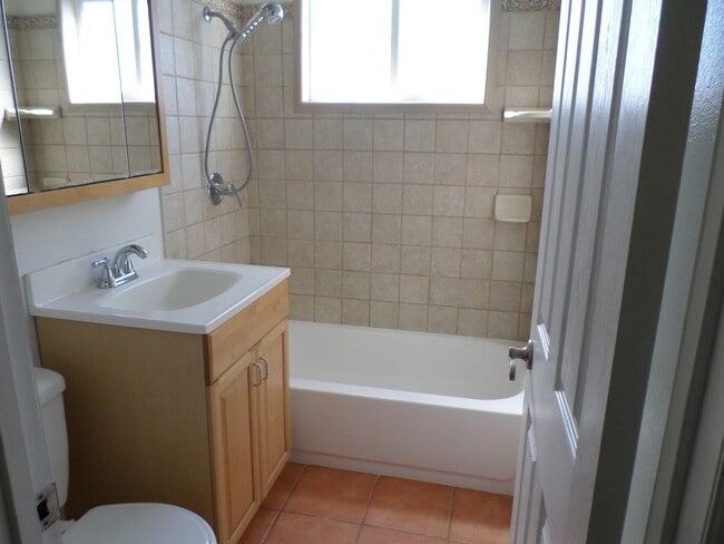 Building Photo - Classic & clean 3 bedroom 1.5 bath 1 story home