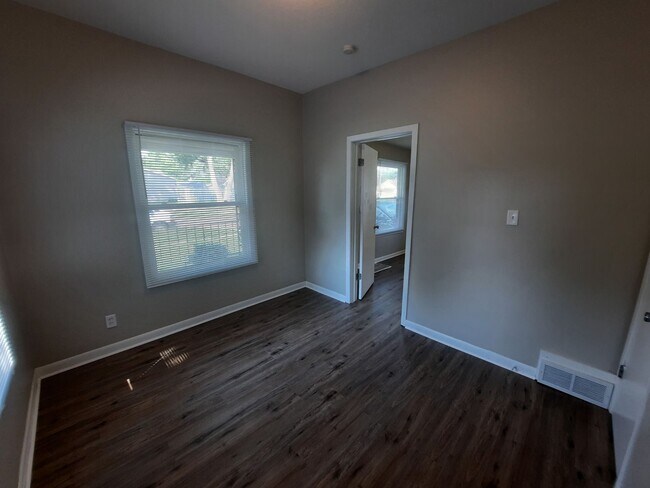 Building Photo - 3 bedroom home with covered patio and garage!