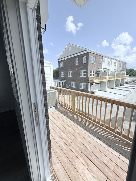 Building Photo - 420 Seneca St