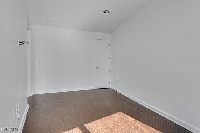 Building Photo - 4471 Dean Martin Dr