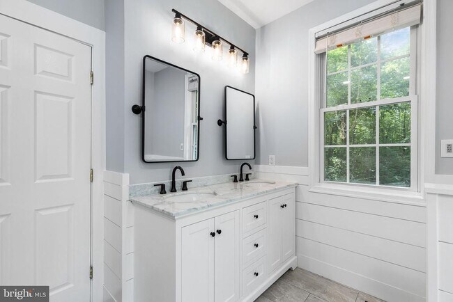 Building Photo - 17 Old Banks Dr