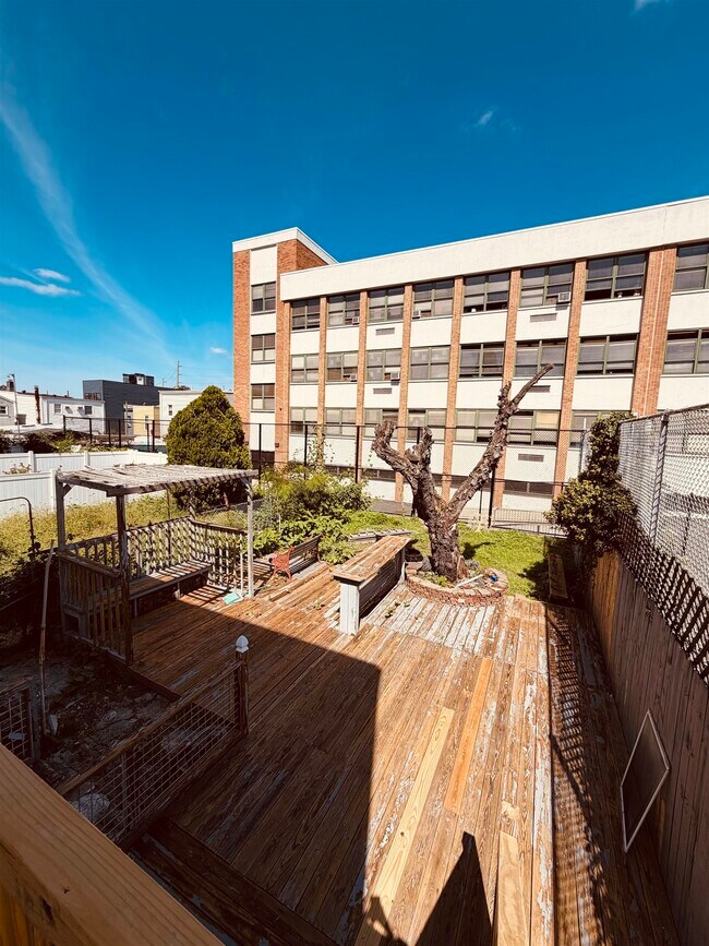 Building Photo - 114 Graham St