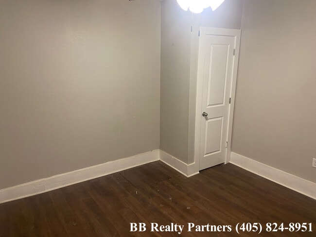 Building Photo - 1121 S Quaker Ave