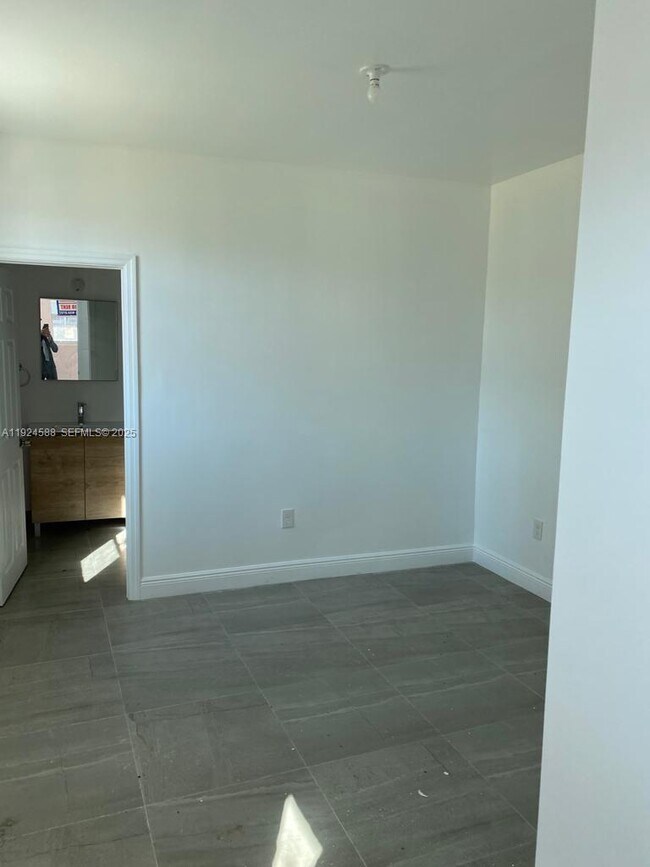 Building Photo - 4023 SW 19th St