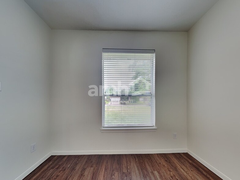 Building Photo - 9710 Sundew Dr