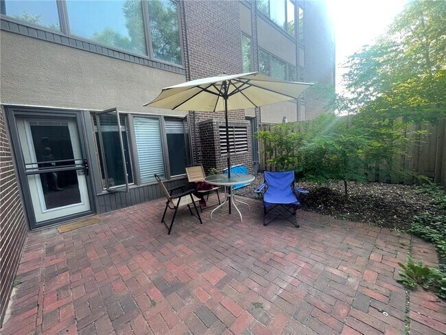 Building Photo - 633 Robert St