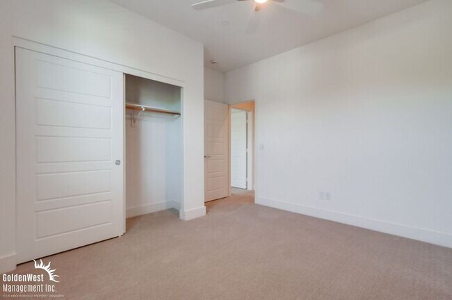 Building Photo - Modern 3Bdm 2.5Ba Townhome in the Heart of...