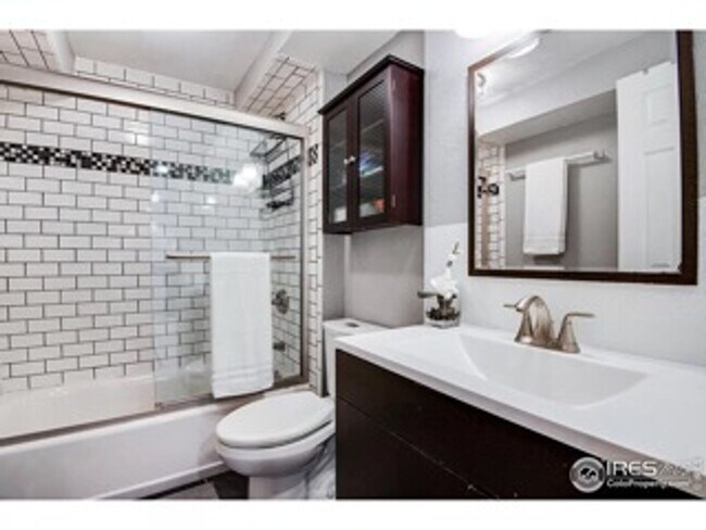 Building Photo - Recently Renovated and Updated 5 BR Townho...