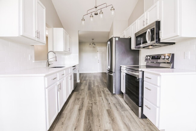 Building Photo - 998 St Catherines Dr