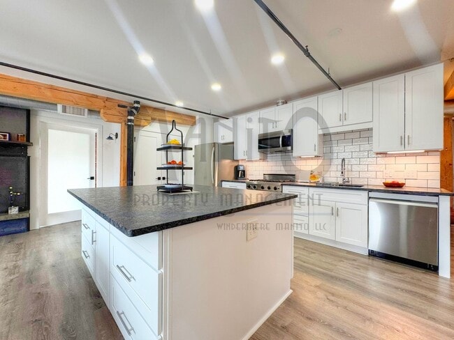 Building Photo - Stunning & Spacious Downtown Condo