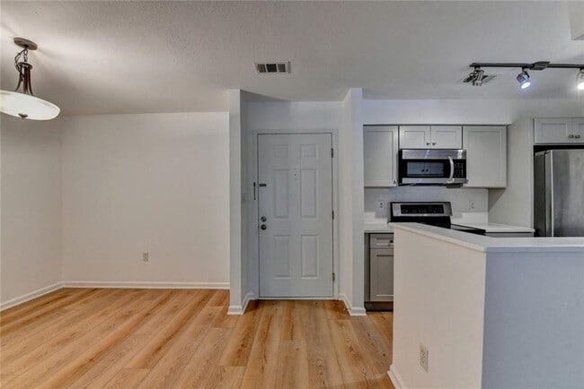 Building Photo - 4101 Pine Heights Dr NE