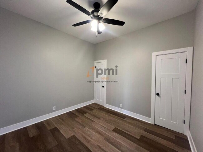 Building Photo - 509 E Commercial Ave