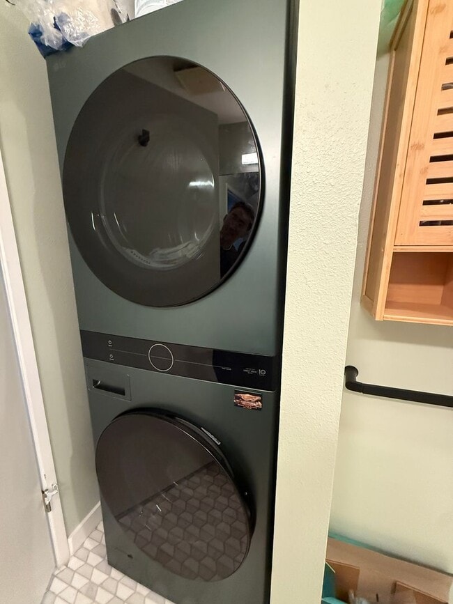 Building Photo - Furnished Pet Friendly 2/2 Central Location