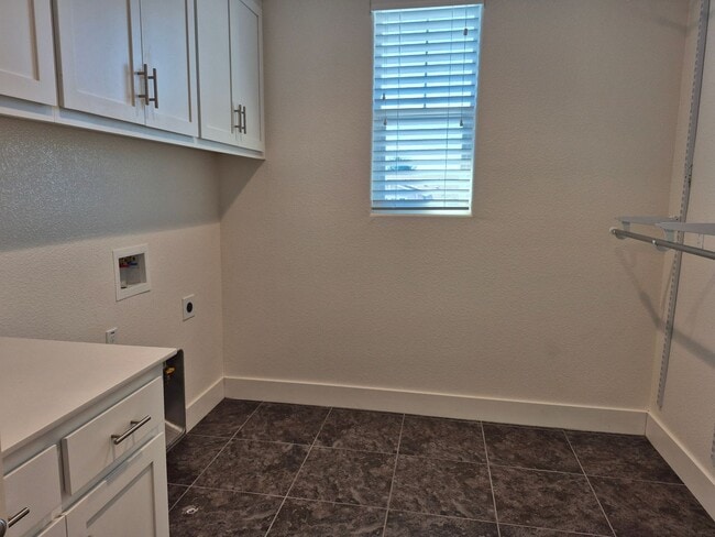Building Photo - Adorable 4 bedroom 3 Bath with Loft