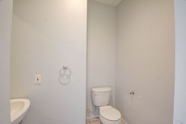 Building Photo - BEAUTIFUL 2 STORY SINGLE FAMILY HOME WITH 3 BEDROOMS AND 2.5 BATHS LOCATED IN SOUTHWEST