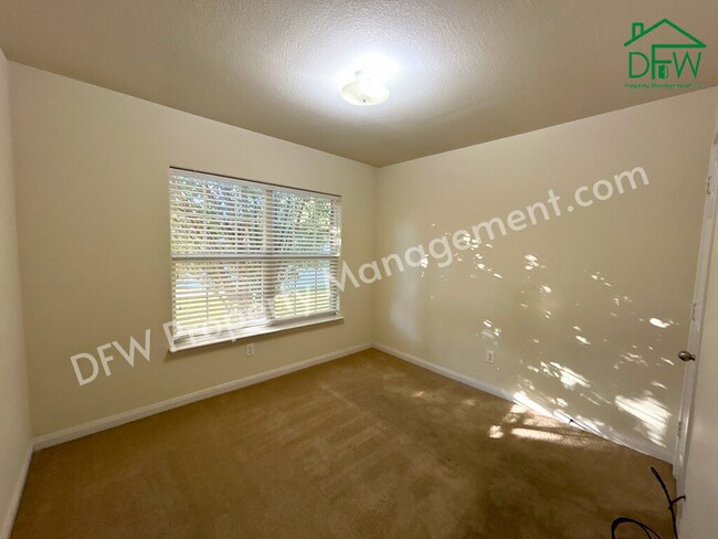 Building Photo - 10009 Iron Ridge Dr