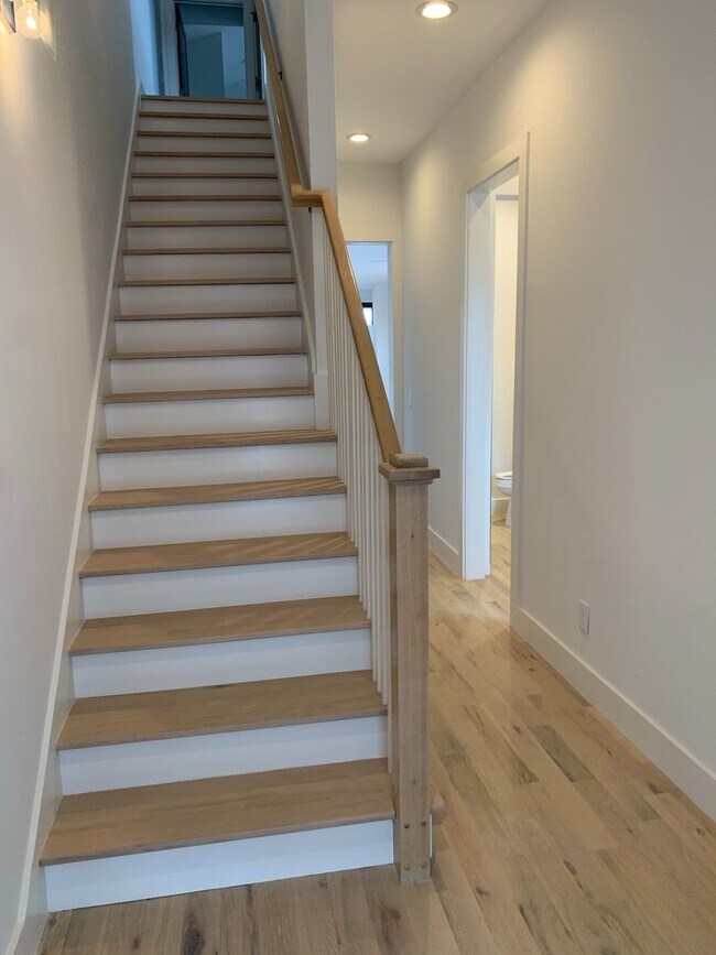 Building Photo - 523 Fatherland St