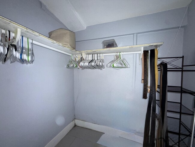 Building Photo - 2615 N Beaumont Ave