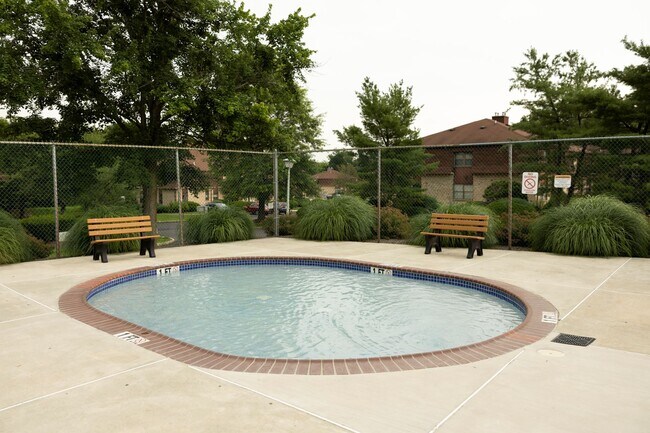 Building Photo - 1304 Normandy Ct