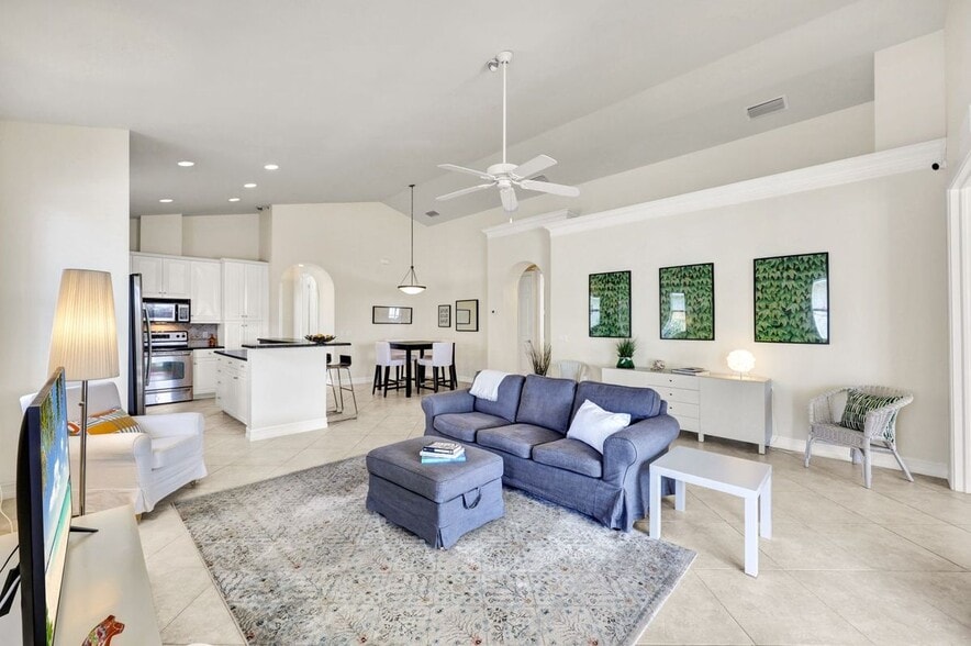 Building Photo - 684 98th Ave N