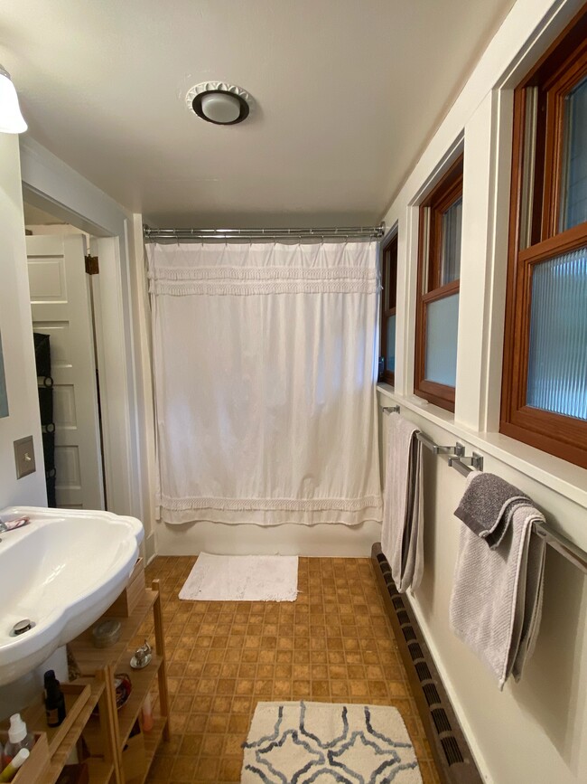 shower/tub combo - 340 NE Beyrl Ter