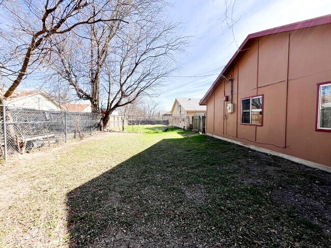 Building Photo - Available NOW!!!! This charming 1 story, 3 bedroom, 2 bath house could be your next home! Beautif...