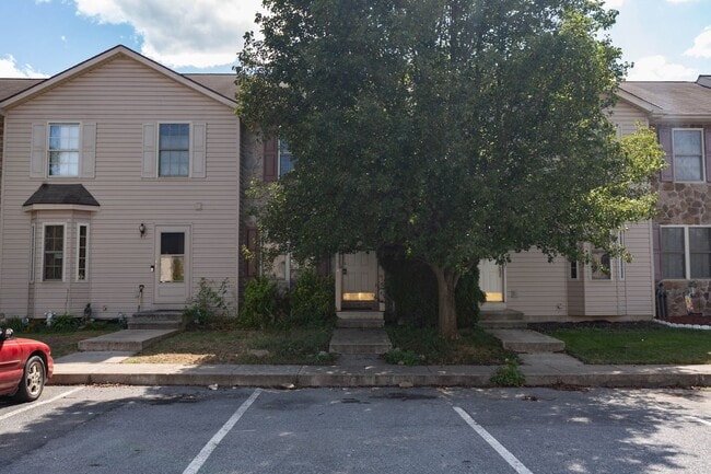 Building Photo - 2 Bed, 1.5 Bath Townhome in Inwood, WV
