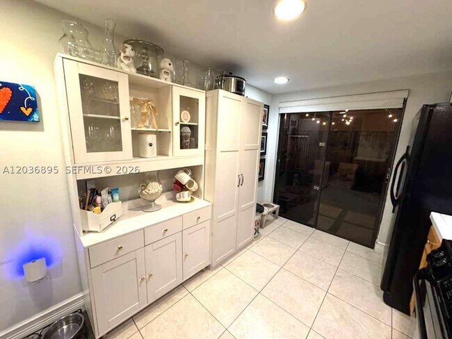 Building Photo - 10044 SW 77th Ct