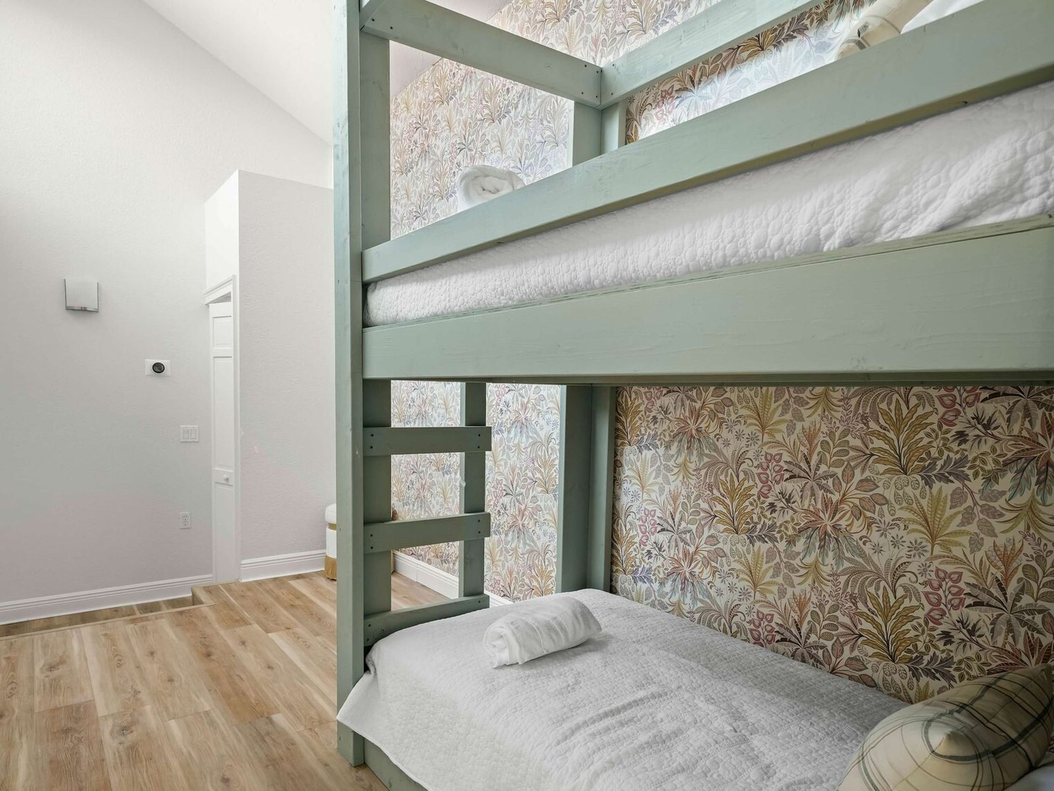 Building Photo - 4211 Lakeview Dr