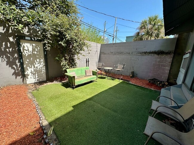 Building Photo - 3 BED | 2.5 BATH | OFF STREET PARKING | PRIVATE BACKYARD | HISTORIC DISTRICT