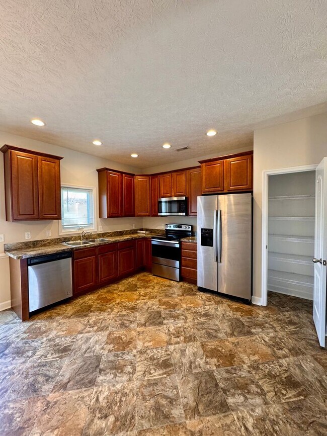 Building Photo - Townhouse for Rent in Cedar Point