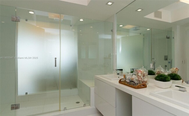 Building Photo - 4775 Collins Ave
