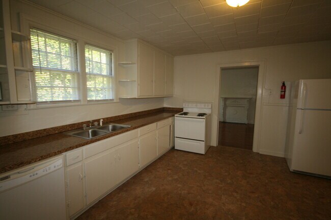 Building Photo - Perfect 3BR Home by Duke - All Appliances ...