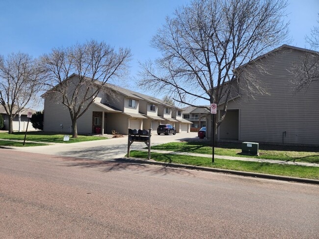 Building Photo - Three bedroom two bathroom Town home
