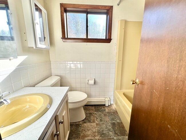 Building Photo - 253 Linderhof Strasse