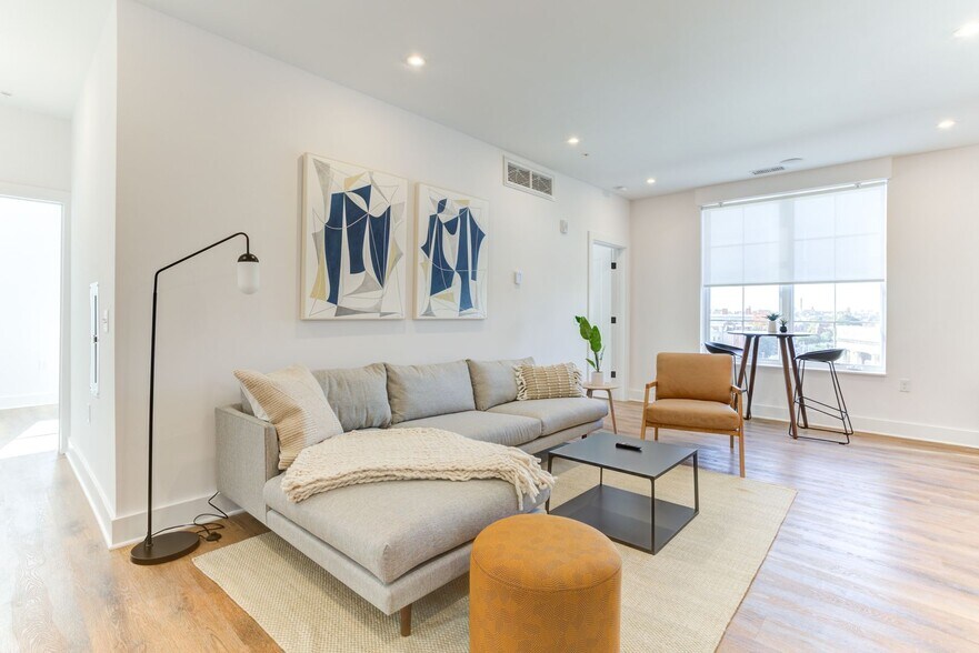 Interior Photo - 2106-2108 Vermont Ave