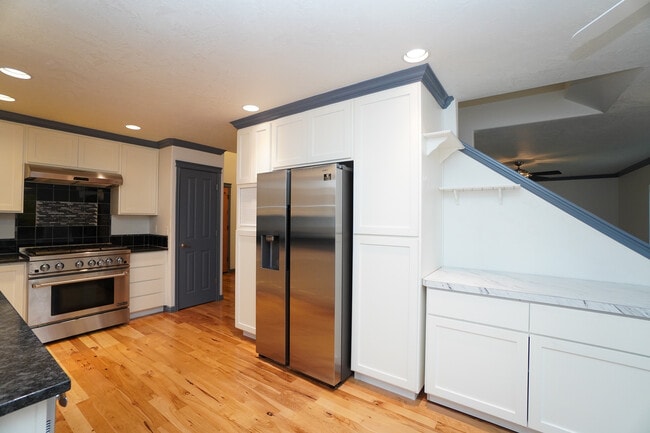 Building Photo - 11301 W Goldenrod Ave