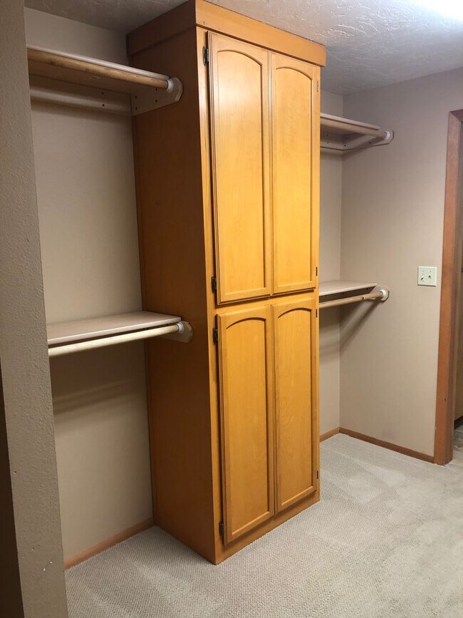 Building Photo - 2-bedroom 2-bathroom duplex with 2 garages in Eugene!