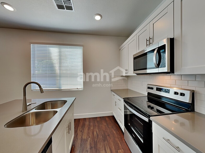 Building Photo - 4219 W St Charles Ave