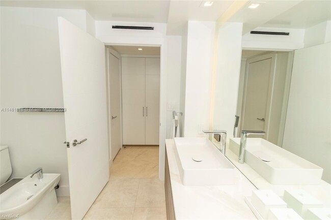 Building Photo - 2 br, 2 bath Condo - 2127 Brickell Ave Apt...