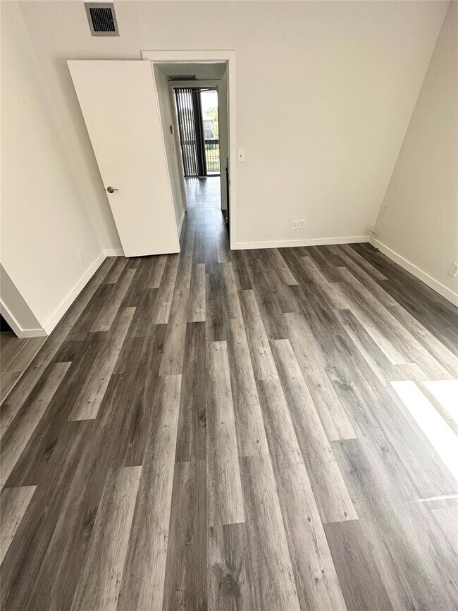 Building Photo - Modern Lakeview Townhouse Near Nova and Br...