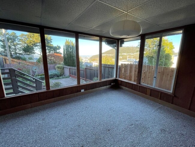 Building Photo - Coming Soon! Rare mid-century light filled...