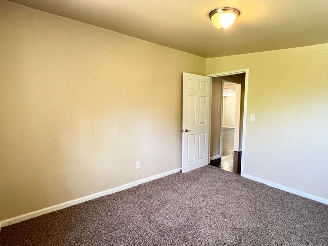 Building Photo - Two Bedroom One Bathroom Home in Lincoln