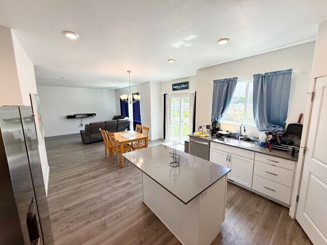 Building Photo - Beautiful Home in Excellent Magna Location!