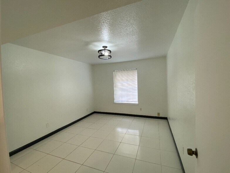 Building Photo - 9700 Leawood Blvd